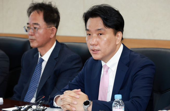 ▲이형주(사진 왼쪽) 금융위원회 상임위원이 28일 오전 서울 종로구 정부서울청사에서 서민·자영업자 개선방안 마련을 위해 개최한 서민, 자영업자 지원방안 마련 TF 1차 회의를 주재하고 있다.