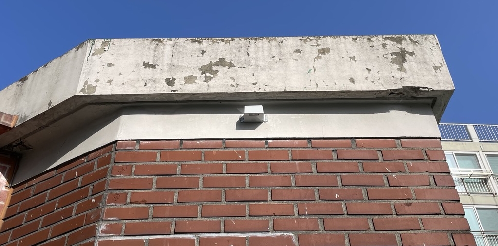 ▲노후 건축물에 부착되어있는 사물인터넷(IoT) 센서. (자료제공=관악구)