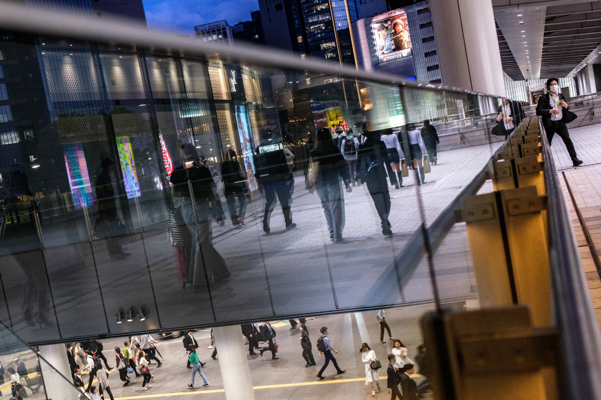 ▲16일(현지시간) 일본 나고야역에서 사람들이 길을 걷고 있다. 나고야(일본)/AFP연합뉴스