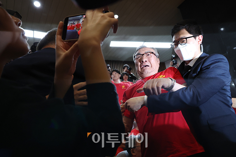 ▲28일 서울 여의도 국회에서 열린 본회의에서 해병대예비역연대 회원들이 재의결 안건으로 상정된 '해병대 채상병 사망사건 수사외압 의혹 특별검사법'이 부결되자 낙담하고 있다. 고이란 기자 photoeran@