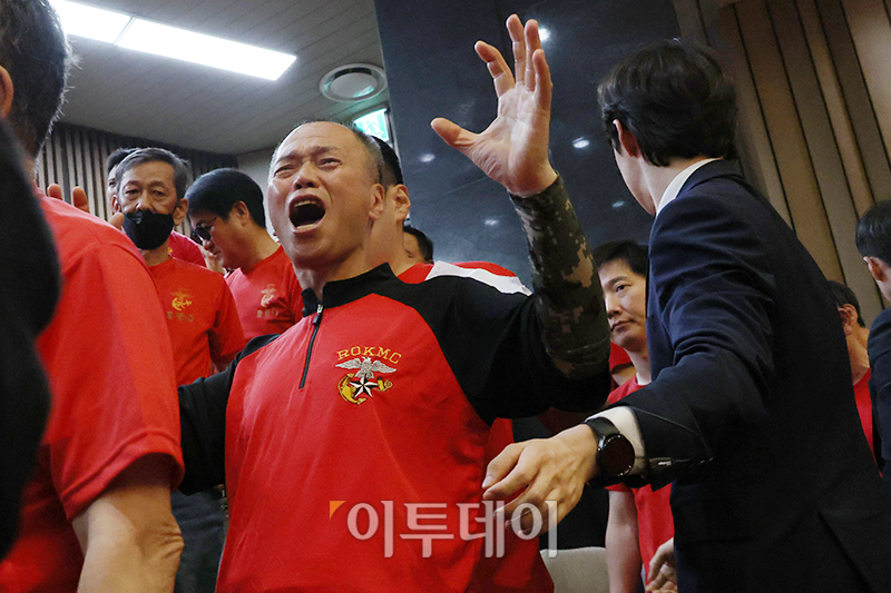 ▲28일 서울 여의도 국회에서 열린 본회의에서 해병대예비역연대 회원들이 재의결 안건으로 상정된 '해병대 채상병 사망사건 수사외압 의혹 특별검사법'이 부결되자 낙담하고 있다. 고이란 기자 photoeran@