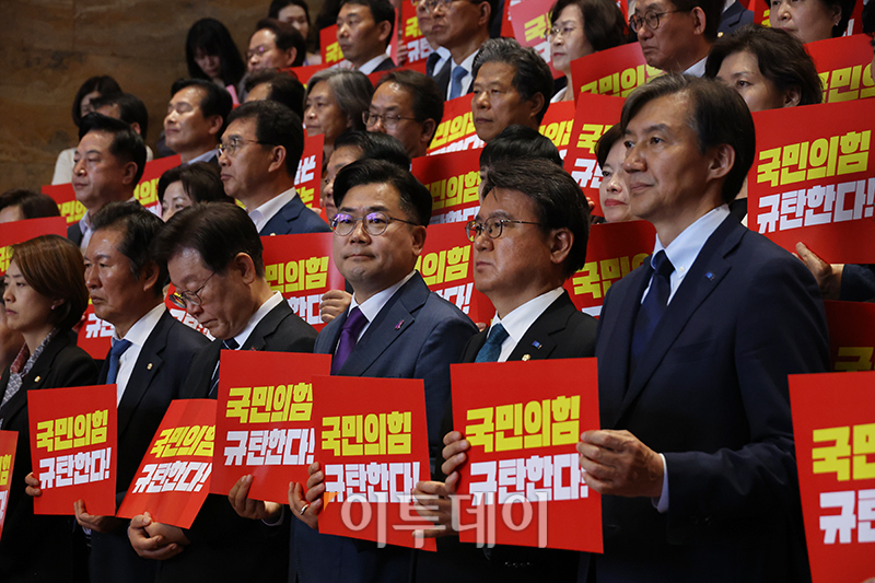 ▲28일 서울 여의도 국회 로텐더홀 계단에서 열린 야6당, 해병대원 특검법 재의 부결 규탄대회에서 이재명(앞줄 오른쪽 네번째) 더불어민주당 대표, 박찬대(앞줄 오른쪽 세번째) 원내대표, 조국(앞줄 오른쪽) 조국혁신당 대표 등이 피켓을 들고 구호를 외치고 있다. 고이란 기자 photoeran@