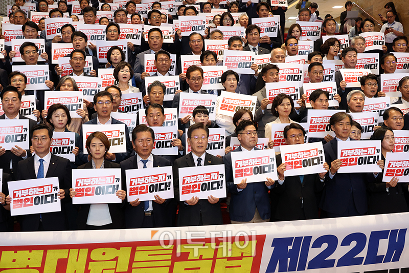 ▲28일 서울 여의도 국회 로텐더홀 계단에서 열린 야6당, 해병대원 특검법 재의 부결 규탄대회에서 이재명 더불어민주당 대표, 박찬대 원내대표, 조국 조국혁신당 대표 등이 피켓을 들고 구호를 외치고 있다. 고이란 기자 photoeran@