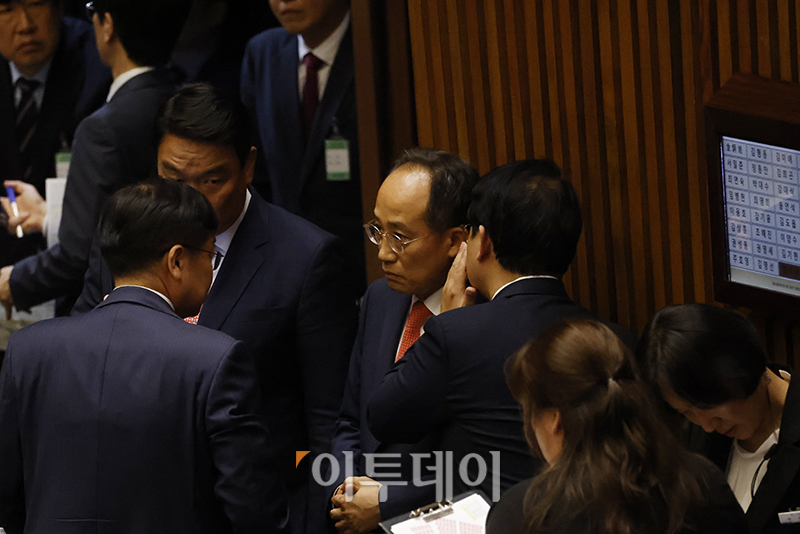 ▲추경호 국민의힘 원내대표가 28일 서울 여의도 국회에서 열린 본회의에서 '해병대 채상병 사망사건 수사외압 의혹 특별검사법' 재의 표결을 앞두고 배준영 원내수석부대표와 대화하고 있다. 고이란 기자 photoeran@