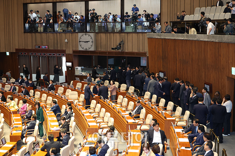 ▲28일 서울 여의도 국회에서 열린 본회의에서 국민의힘 의원들이 '해병대 채상병 사망사건 수사외압 의혹 특별검사법' 재의의 건 투표를 하고 있다. 고이란 기자 photoeran@