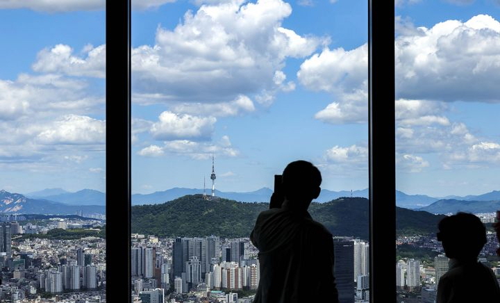 ▲28일 서울 영등포구 63스퀘어 전망대를 찾은 시민들이 파란 하늘을 바라보고 있다. (뉴시스)