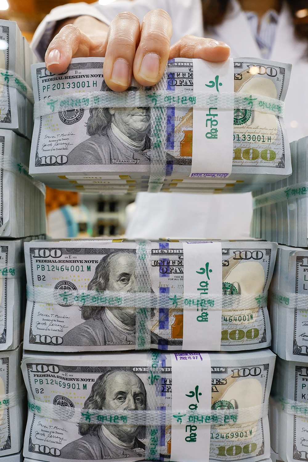 ▲서울 중구 하나은행 위변조대응센터에서 7일 직원이 달러화를 정리하고 있다. 조현호 기자 hyunho@ (이투데이DB)