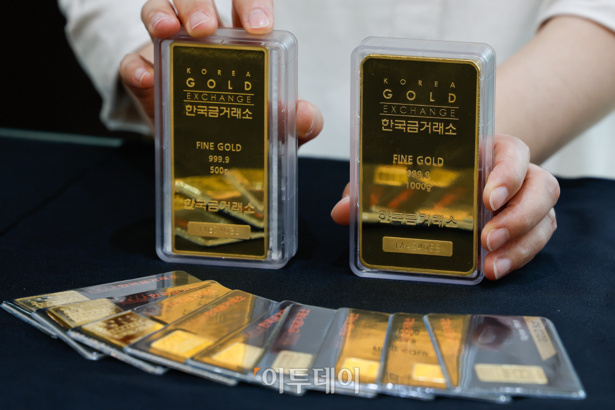 ▲서울 종로구 한국금거래소에서 직원이 금을 정리하고 있다. 조현호 기자 hyunho@