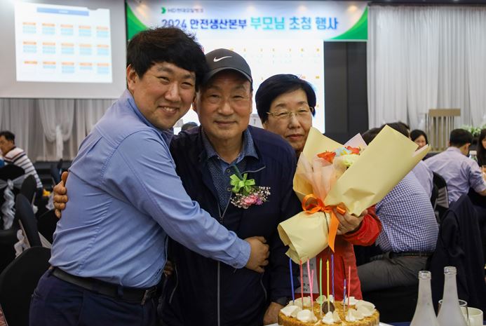▲부모 초청 행사에 참석한 HD현대오일뱅크 임직원과 부모님 (사진제공=HD현대오일뱅크)