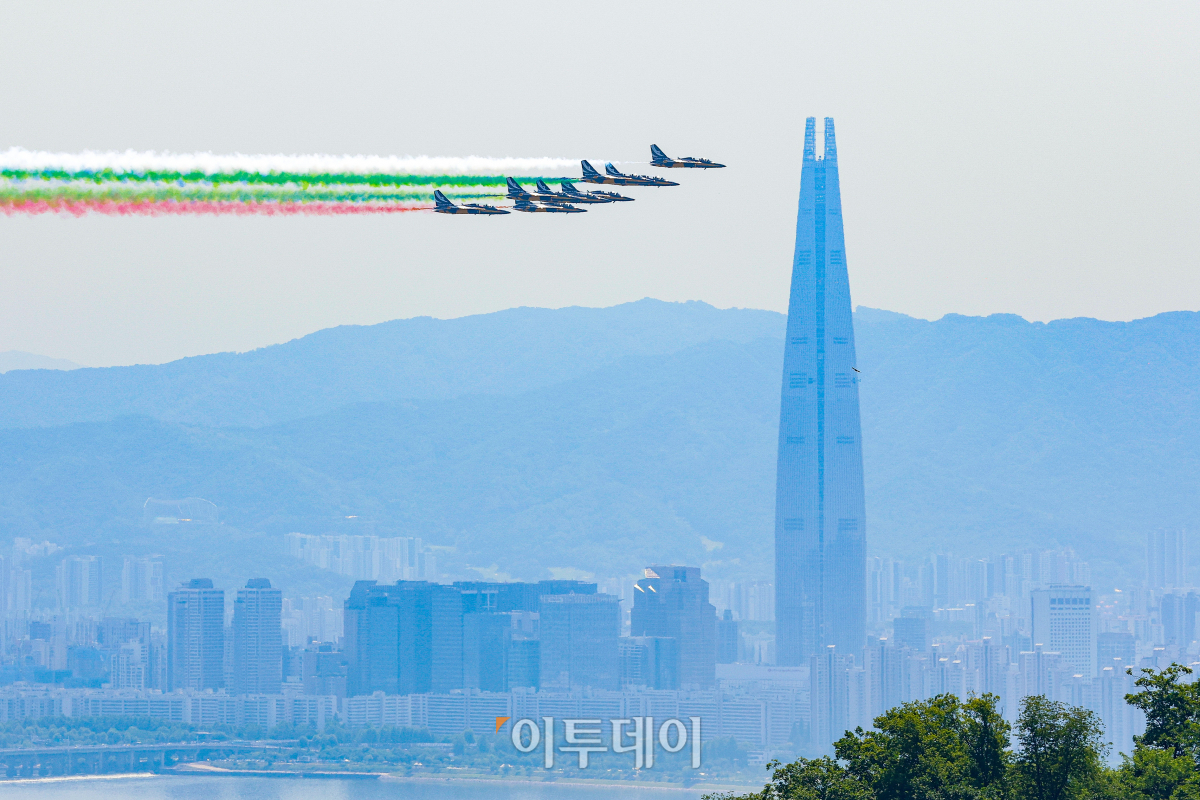 ▲공군특수비행팀 블랙이글스가 29일 서울 도심 상공에서 무함마드 빈 자이드 알 나하얀 아랍에미리트(UAE) 대통령 방한 환영 비행을 하고 있다. 조현호 기자 hyunho@