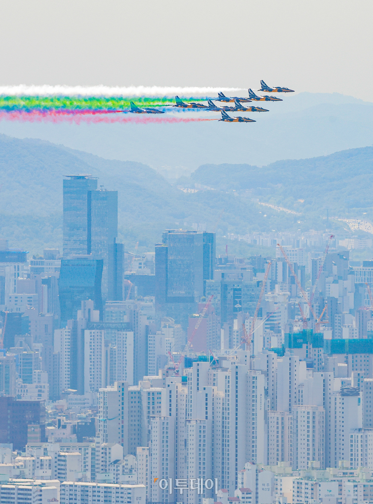 ▲공군특수비행팀 블랙이글스가 29일 서울 도심 상공에서 무함마드 빈 자이드 알 나하얀 아랍에미리트(UAE) 대통령 방한 환영 비행을 하고 있다. 조현호 기자 hyunho@