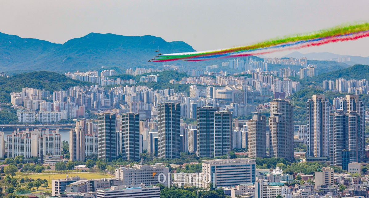 ▲공군특수비행팀 블랙이글스가 29일 서울 도심 상공에서 무함마드 빈 자이드 알 나하얀 아랍에미리트(UAE) 대통령 방한 환영 비행을 하고 있다. 조현호 기자 hyunho@