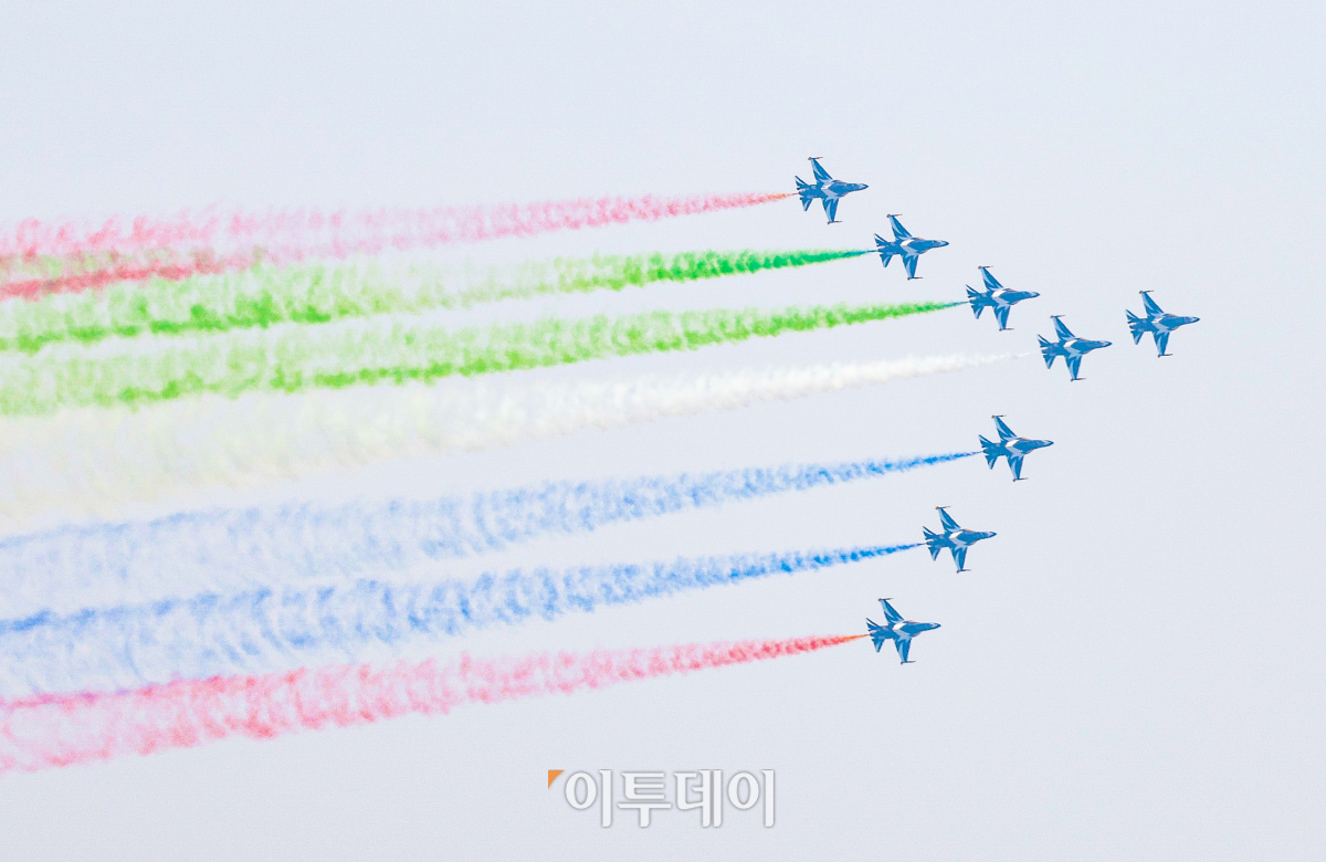▲공군특수비행팀 블랙이글스가 29일 서울 도심 상공에서 무함마드 빈 자이드 알 나하얀 아랍에미리트(UAE) 대통령 방한 환영 비행을 하고 있다. 조현호 기자 hyunho@