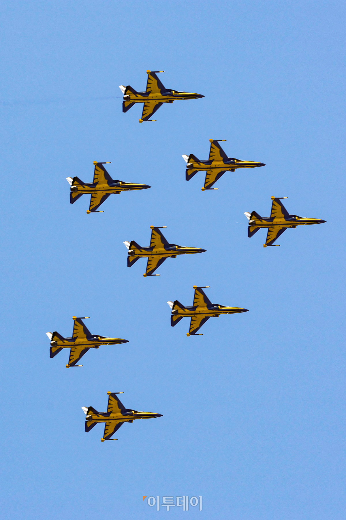 ▲공군특수비행팀 블랙이글스가 29일 서울 도심 상공에서 무함마드 빈 자이드 알 나하얀 아랍에미리트(UAE) 대통령 방한 환영 비행을 하고 있다. 조현호 기자 hyunho@