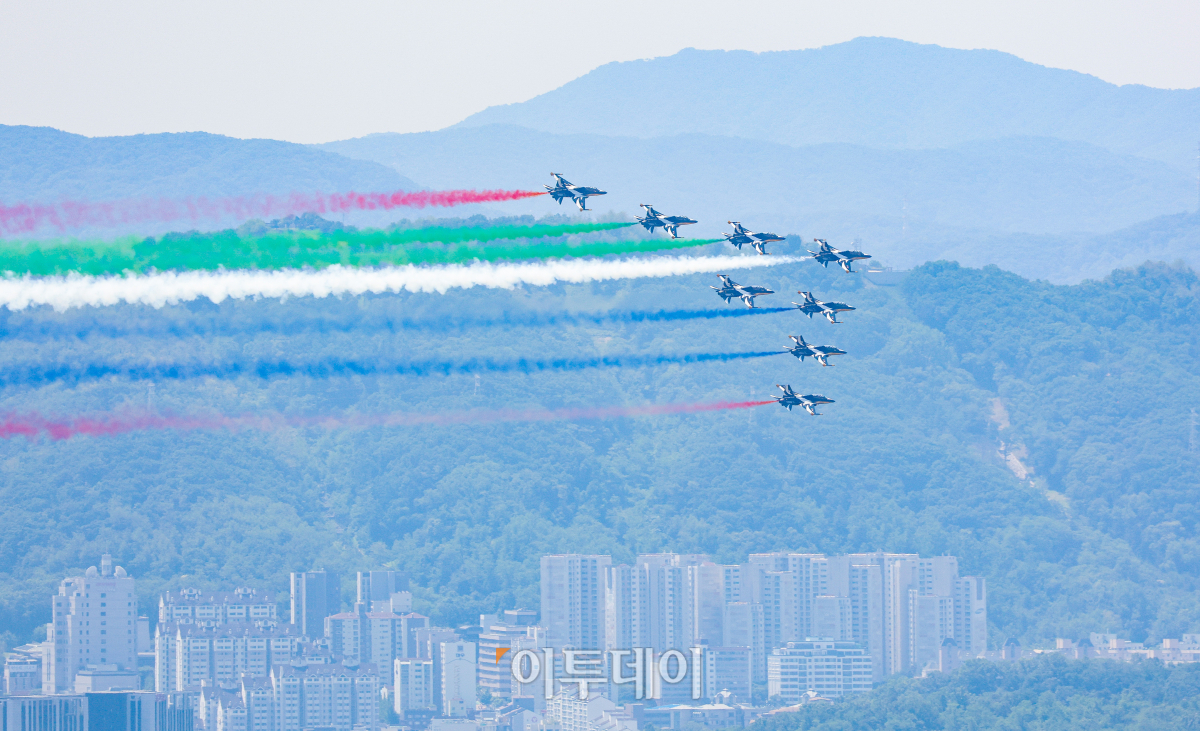 ▲공군특수비행팀 블랙이글스가 29일 서울 도심 상공에서 무함마드 빈 자이드 알 나하얀 아랍에미리트(UAE) 대통령 방한 환영 비행을 하고 있다. 조현호 기자 hyunho@
