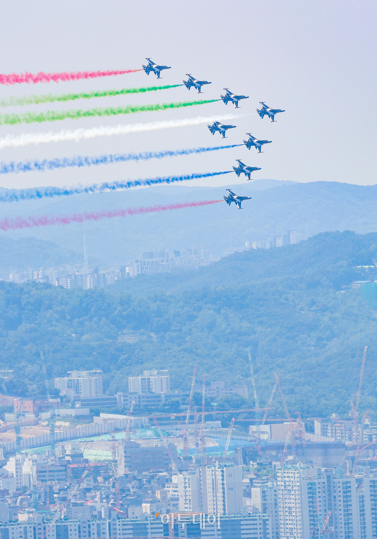 ▲공군특수비행팀 블랙이글스가 29일 서울 도심 상공에서 무함마드 빈 자이드 알 나하얀 아랍에미리트(UAE) 대통령 방한 환영 비행을 하고 있다. 조현호 기자 hyunho@