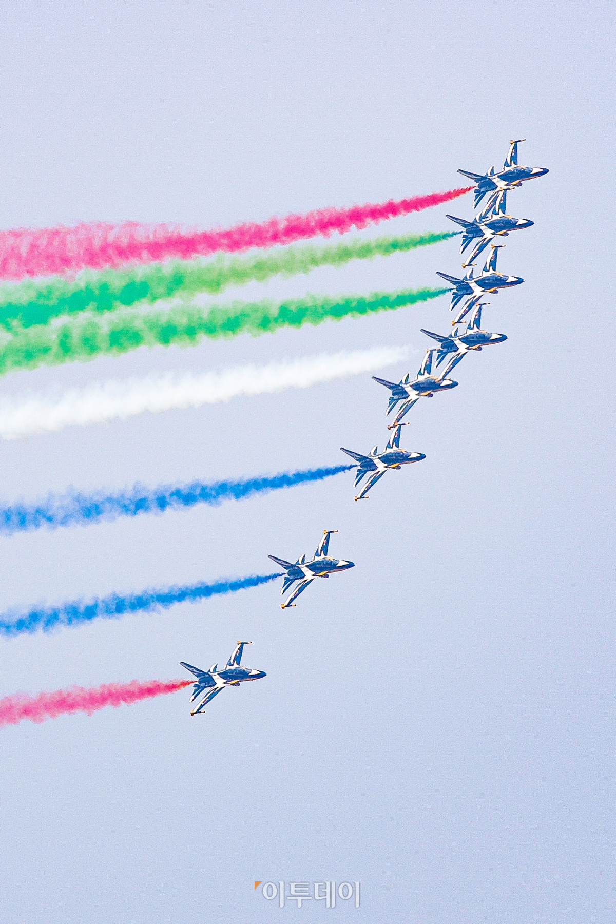 ▲공군특수비행팀 블랙이글스가 29일 서울 도심 상공에서 무함마드 빈 자이드 알 나하얀 아랍에미리트(UAE) 대통령 방한 환영 비행을 하고 있다. 조현호 기자 hyunho@