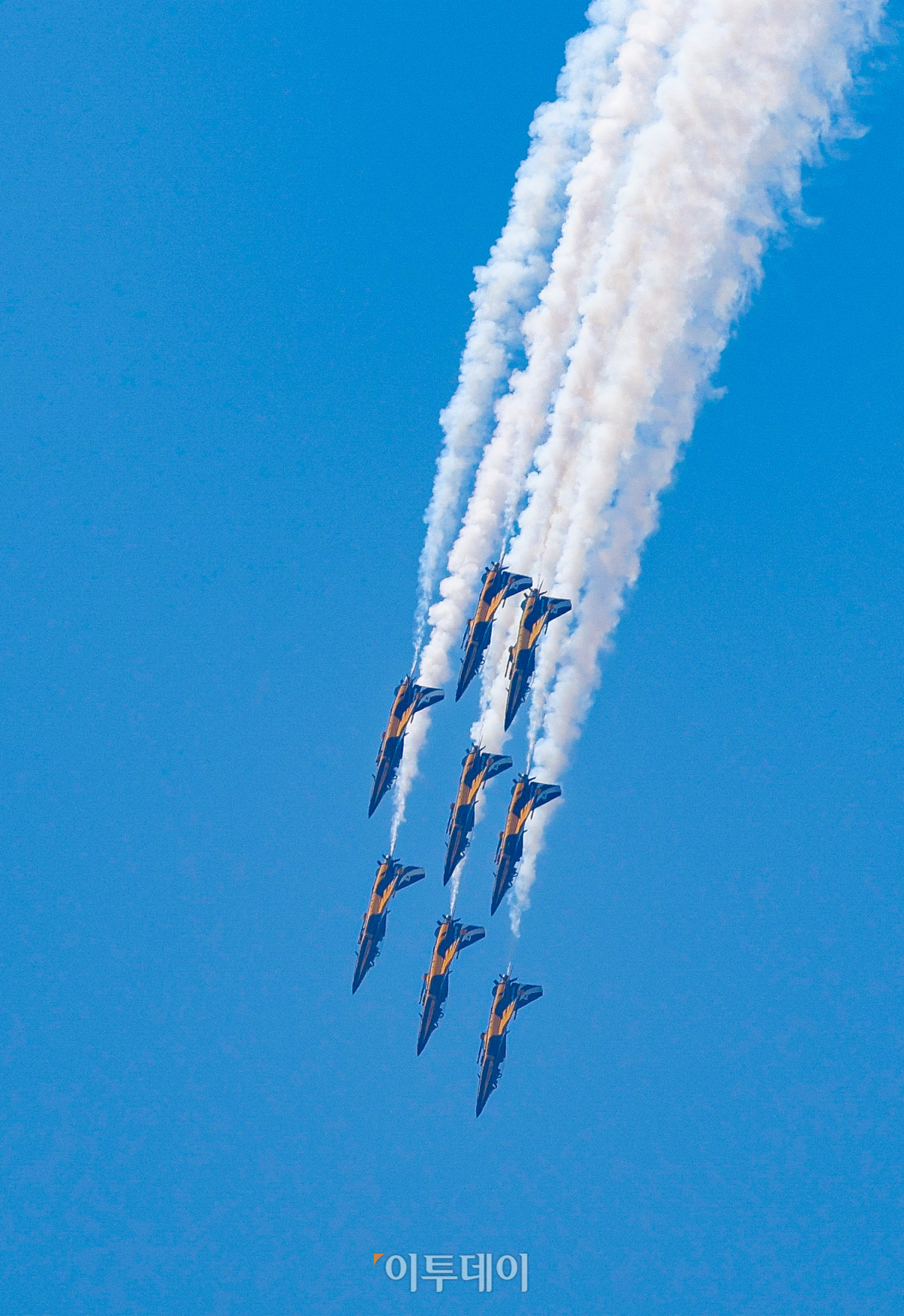 ▲공군특수비행팀 블랙이글스가 29일 서울 도심 상공에서 무함마드 빈 자이드 알 나하얀 아랍에미리트(UAE) 대통령 방한 환영 비행을 하고 있다. 조현호 기자 hyunho@