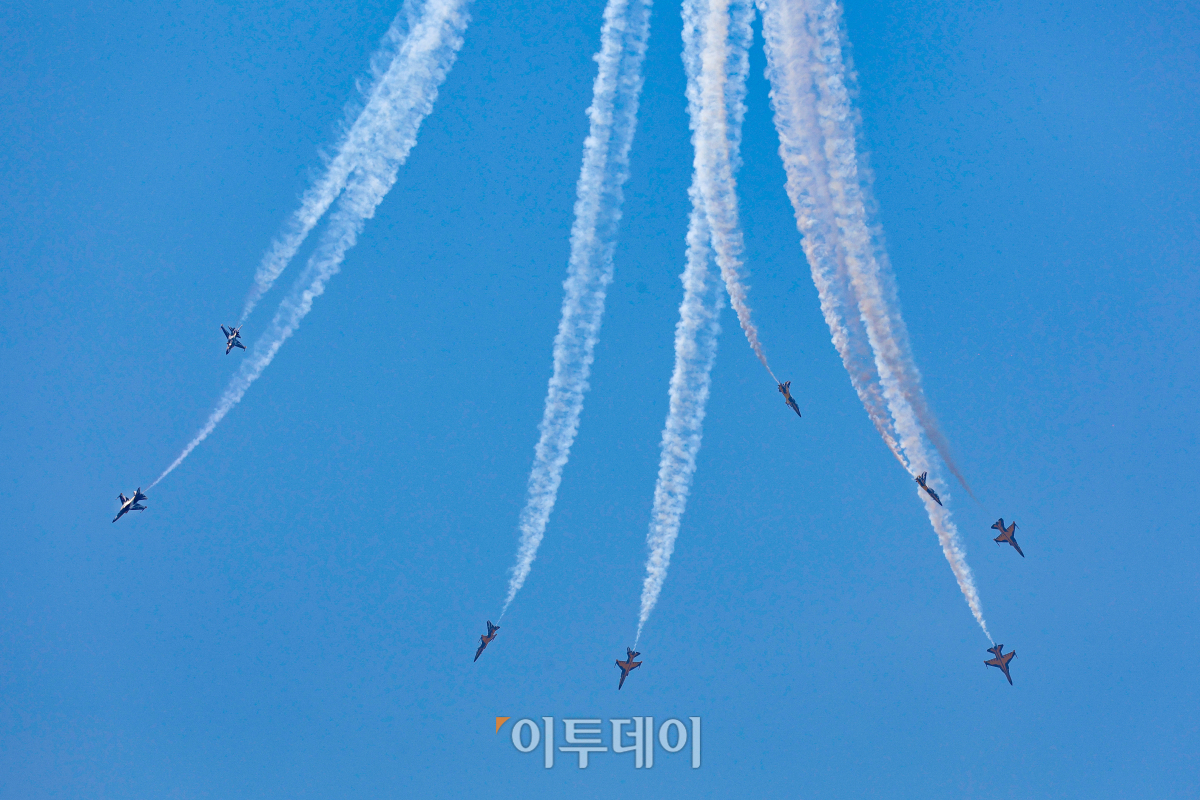 ▲공군특수비행팀 블랙이글스가 29일 서울 도심 상공에서 무함마드 빈 자이드 알 나하얀 아랍에미리트(UAE) 대통령 방한 환영 비행을 하고 있다. 조현호 기자 hyunho@