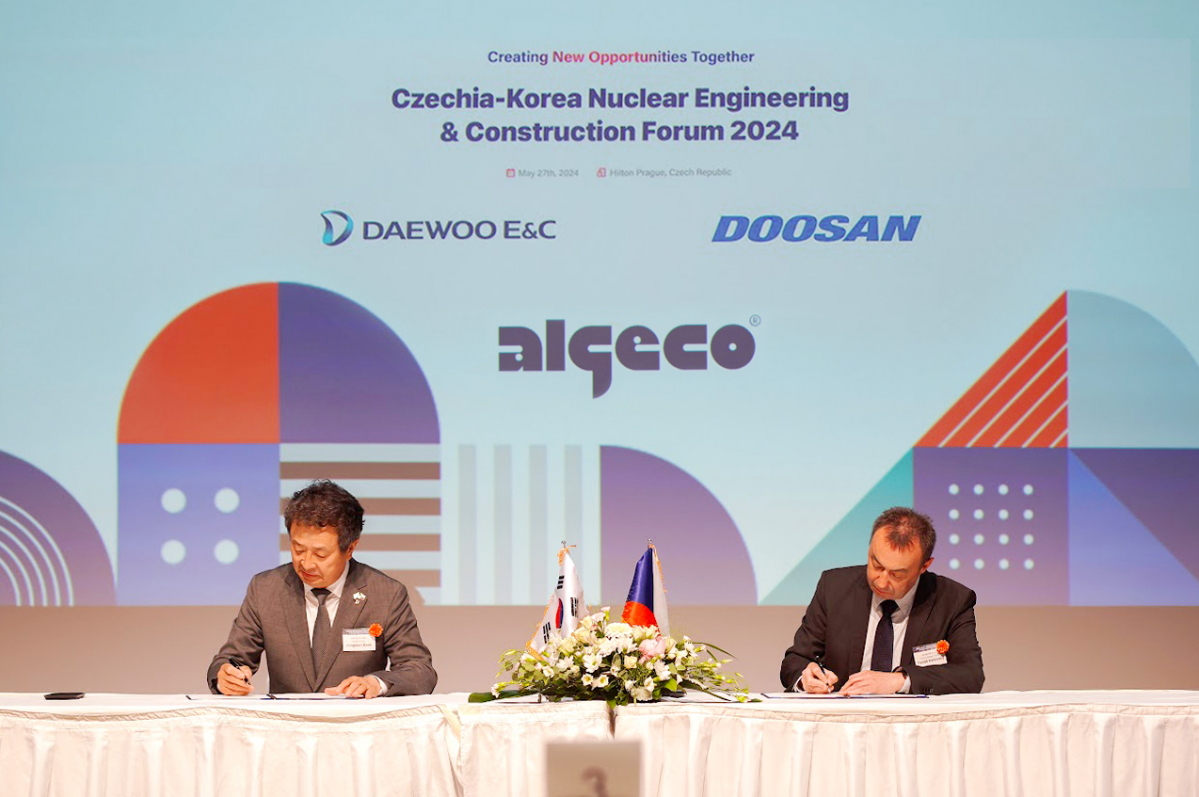 ▲대우건설 백정완 사장(왼쪽)이 이달 27일 체코 프라하에서 현지 업체 Algeco, Lukas Zahradnik Sales Director(알게코, 루카스 자하라니크 영업이사)와 MOU를 체결하고 있다. (자료제공=대우건설)