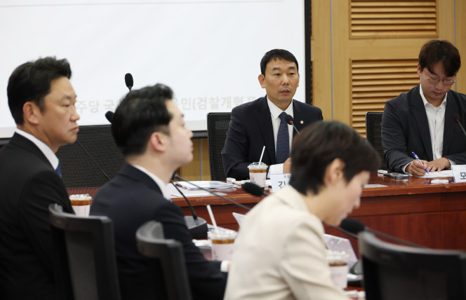 ▲29일 국회 의원회관에서 열린 더불어민주당 검찰개혁 TF 2차회의에서 김용민 단장이 발언을 하고 있다. (연합뉴스)