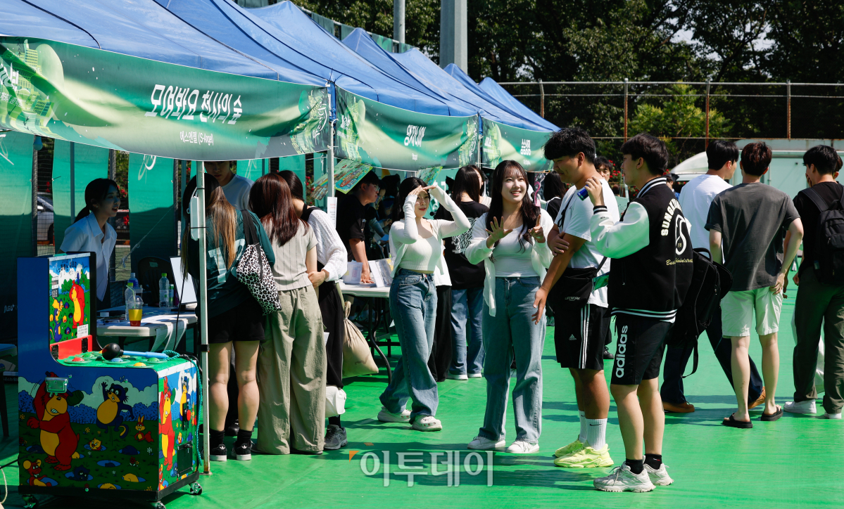 ▲29일 서울 종로구 성균관대학교 인문사회과학캠퍼스에서 열린 2024 성균관대학교 대동제 청춘전야에서 학생들이 축제를 즐기고 있다. 조현호 기자 hyunho@