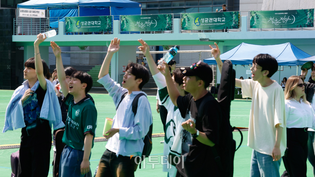 ▲29일 서울 종로구 성균관대학교 인문사회과학캠퍼스에서 열린 2024 성균관대학교 대동제 청춘전야에서 학생들이 축제를 즐기고 있다. 조현호 기자 hyunho@