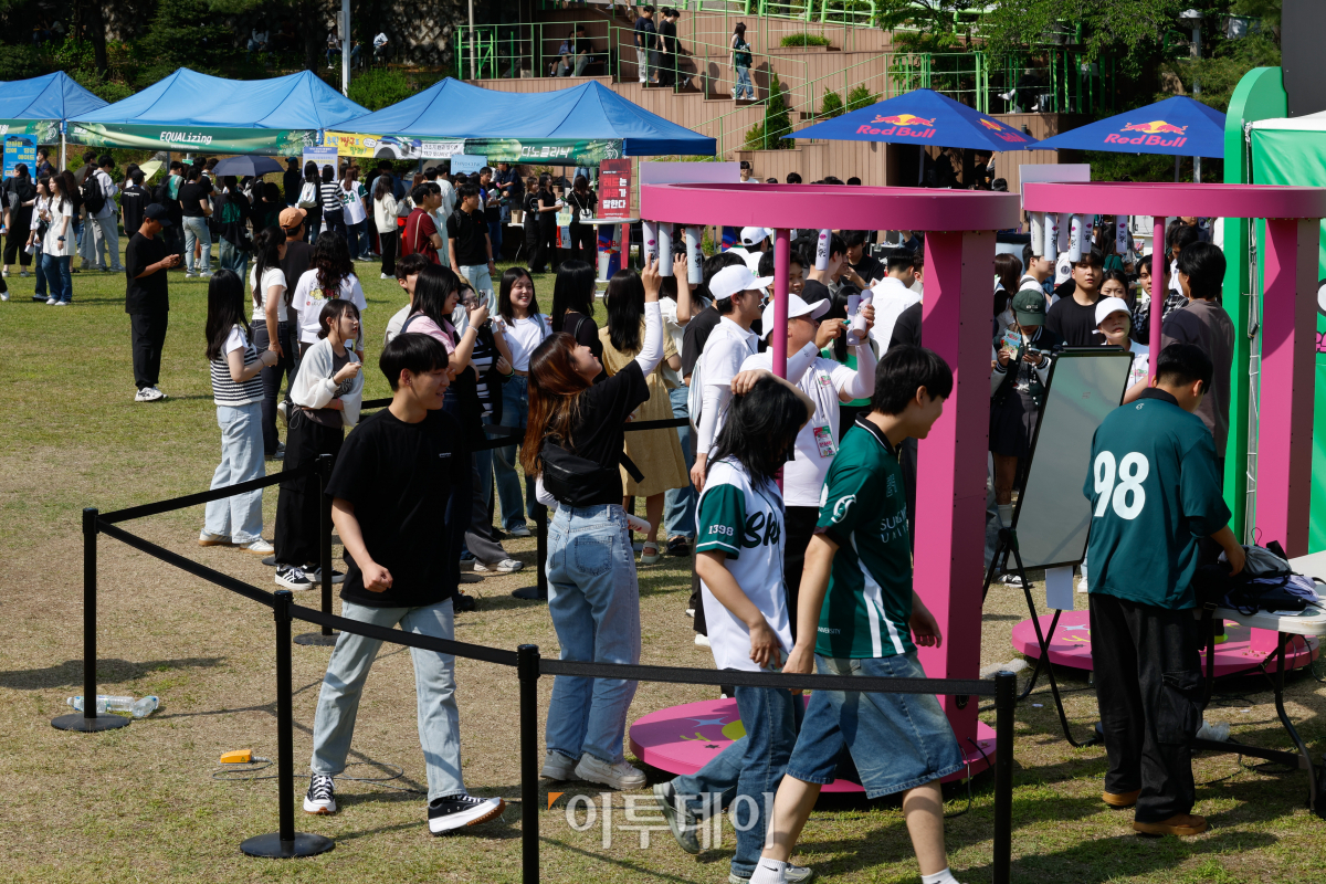 ▲29일 서울 종로구 성균관대학교 인문사회과학캠퍼스에서 열린 2024 성균관대학교 대동제 청춘전야에서 학생들이 축제를 즐기고 있다. 조현호 기자 hyunho@