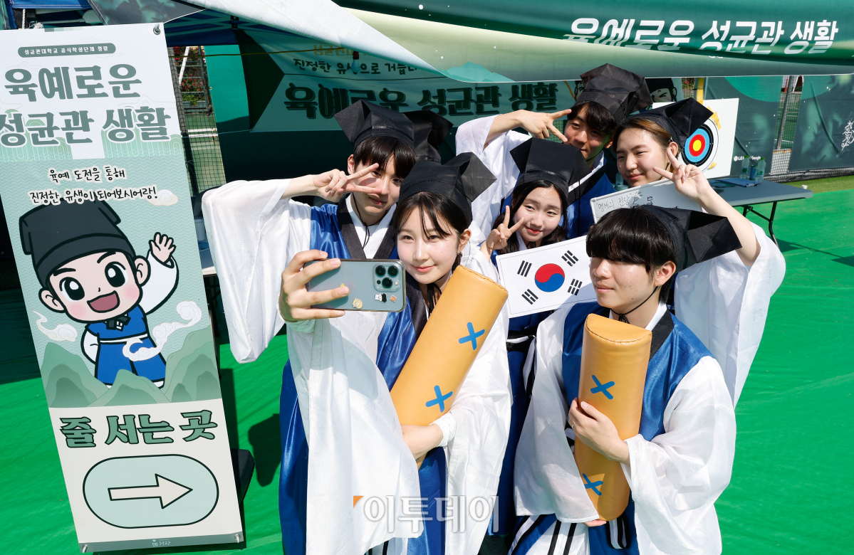 ▲29일 서울 종로구 성균관대학교 인문사회과학캠퍼스에서 열린 2024 성균관대학교 대동제 청춘전야에서 유생복을 입은 학생들이 셀카를 찍고 있다. 조현호 기자 hyunho@