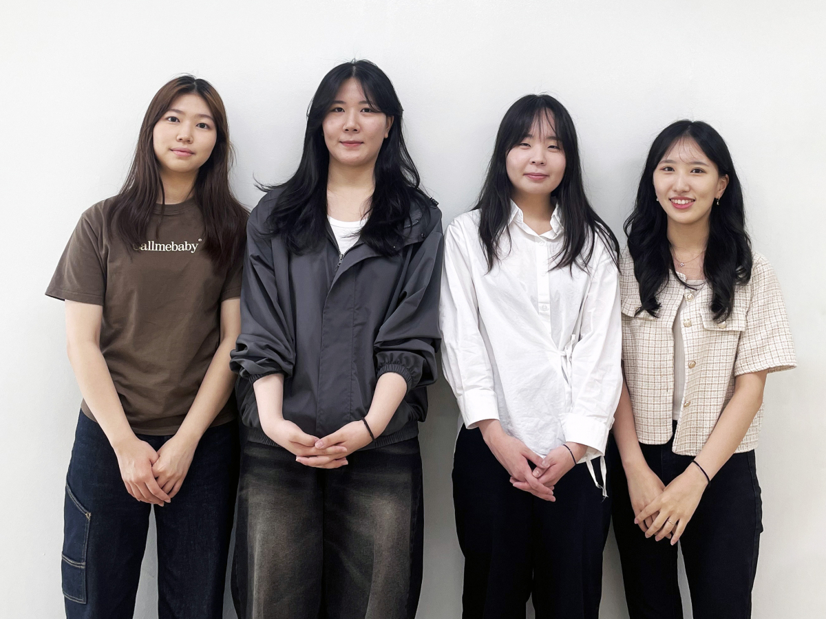 ▲성신여대 CSE Lab '국가 R&D 리얼챌린지 프로그램' 학생연구팀. 왼쪽부터 송윤경 학생(AI융합학부), 이연우 학생(융합보안공학과), 지승하 학생(융합보안공학과), 전소은 학생(미래융합기술공학과) (성신여대)