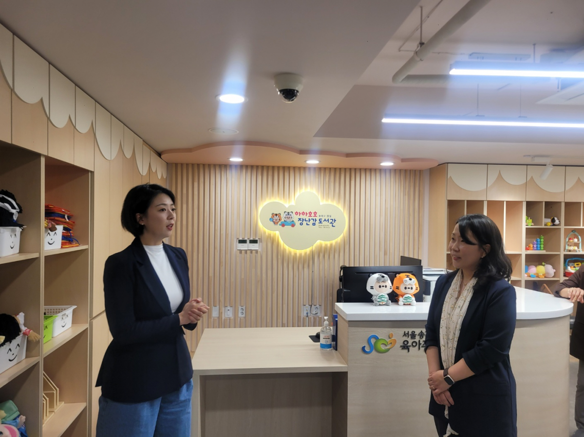 ▲배현진(서울 송파을) 국민의힘 의원이 27일 오후 서울 송파구 잠실근린공원에 들어서는 '장난감 도서관'에 방문해 현장 점검을 했다. (배현진 의원실)