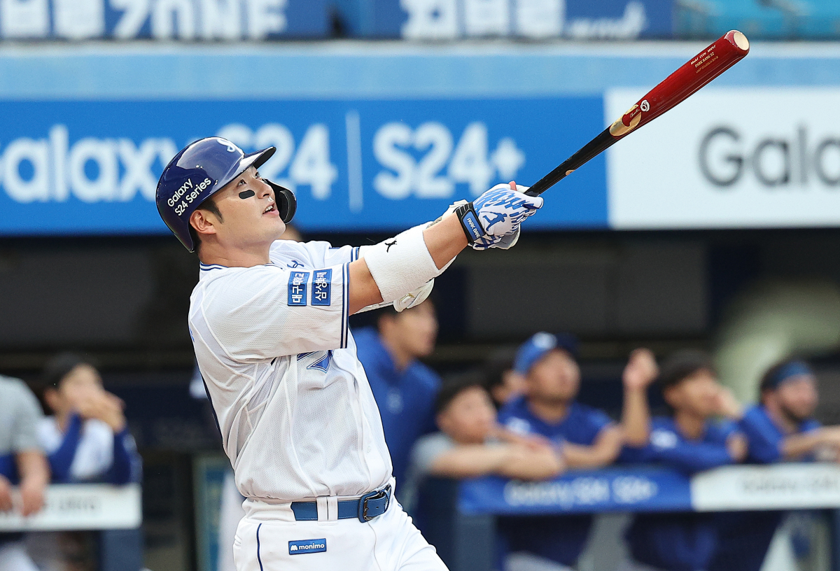 ▲29일 오후 대구 삼성라이온즈파크에서 열린 2024 프로야구 키움 히어로즈와 삼성 라이온즈의 경기. 2회말 1사 주자 2루 상황에서 삼성 박병호가 뜬공을 치고 있다. (연합뉴스)