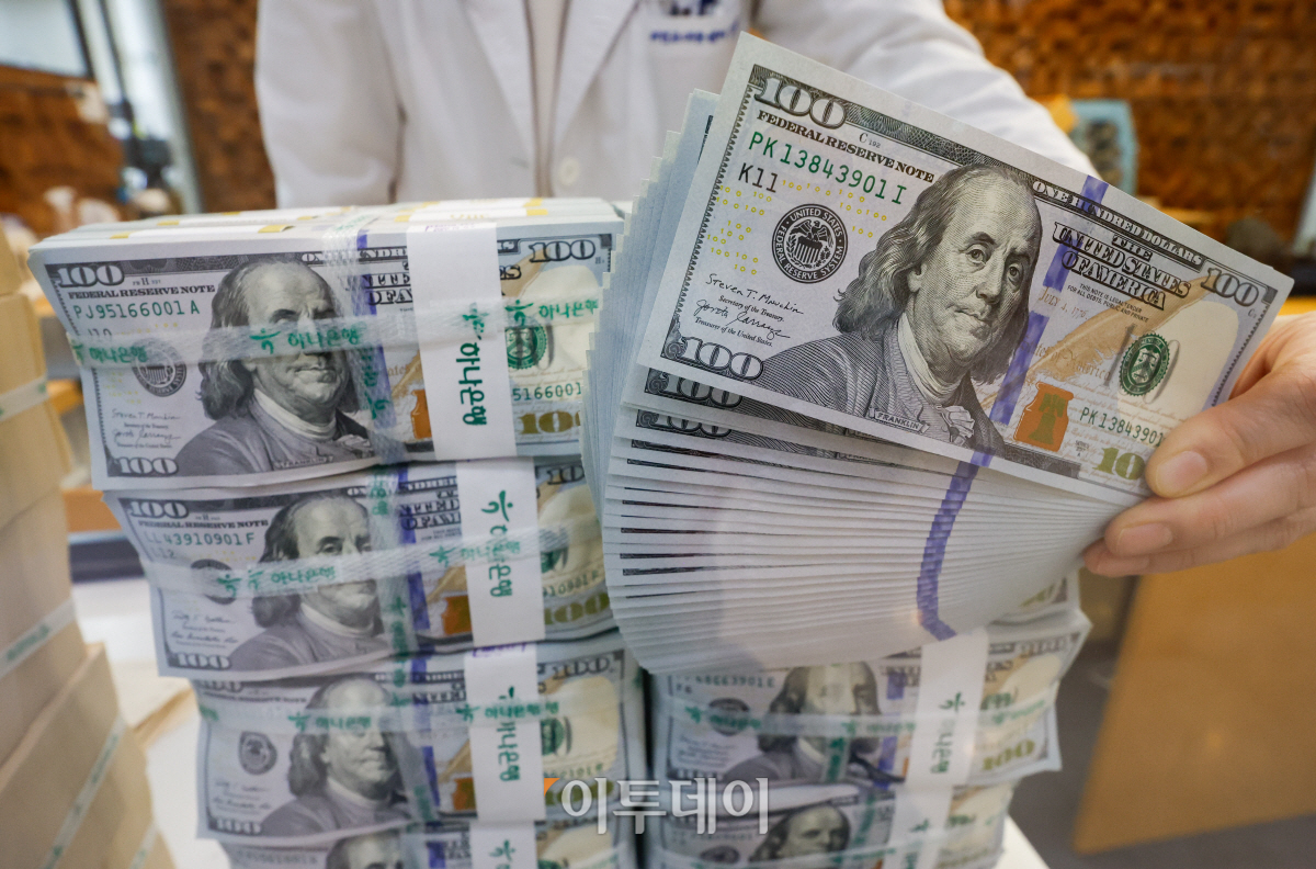 ▲서울 중구 하나은행 위변조대응센터에서 직원이 달러를 정리하고 있다. 조현호 기자 hyunho@