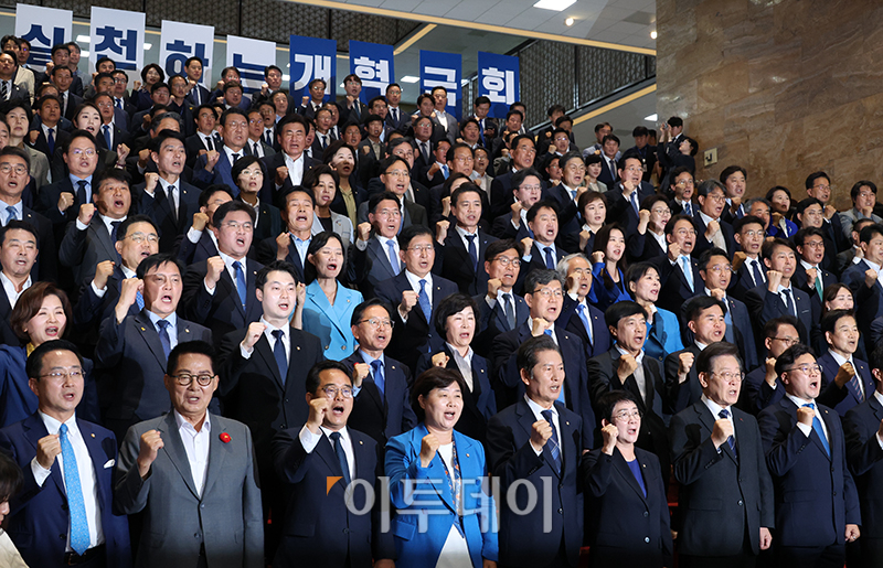 ▲이재명 더불어민주당 대표와 박찬대 원내대표가 30일 서울 여의도 국회 로텐더홀 계단에서 열린 제22대 국회 첫 의원총회에서 참석자들과 구호를 외치고 있다. 고이란 기자 photoeran@