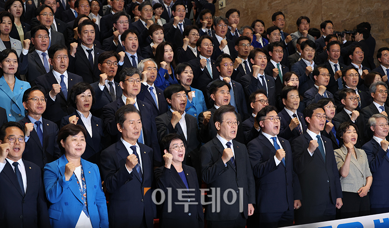 ▲이재명 더불어민주당 대표와 박찬대 원내대표가 30일 서울 여의도 국회 로텐더홀 계단에서 열린 제22대 국회 첫 의원총회에서 참석자들과 구호를 외치고 있다. 고이란 기자 photoeran@