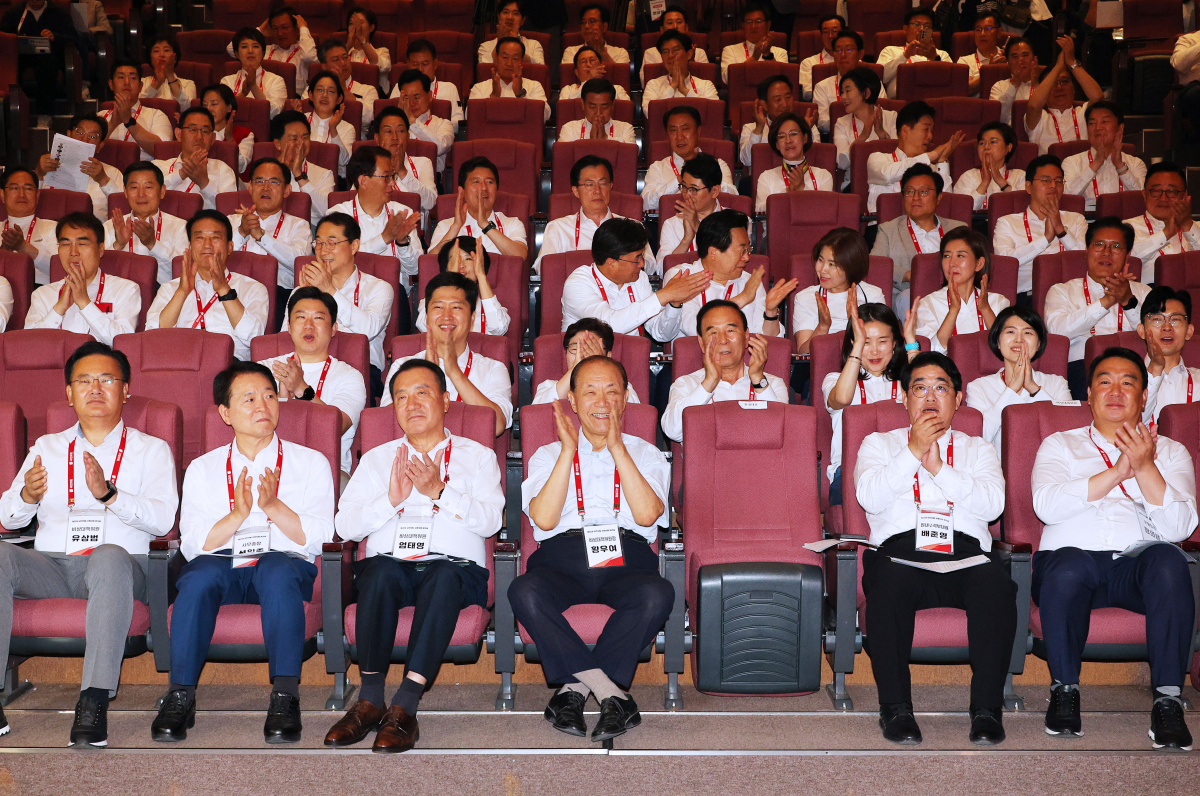 ▲국민의힘 제22대 국회의원 파이팅'    (천안=연합뉴스) 한종찬 기자 = 국민의힘 황우여 비상대책위원장을 비롯한 참석자들이 30일 오후 충남 천안 재능교육연수원에서 열린 제22대 국회의원 워크숍에서 서로 격려하며 박수를 치고 있다. (연합뉴스)