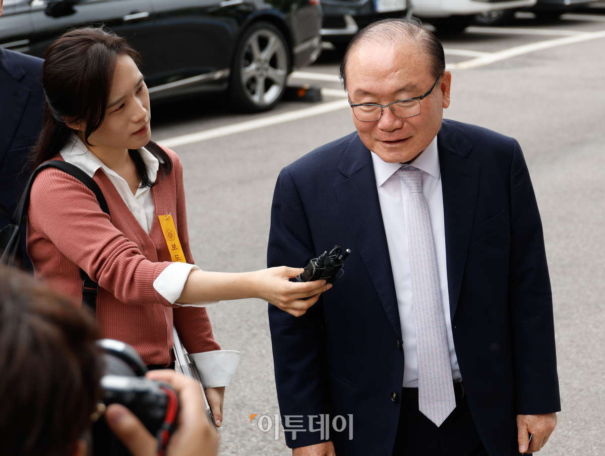 ▲헌정사상 최초로 국회에서 탄핵 소추가 이뤄진 안동완 부산지검 2차장검사의 대리인인 이동흡 전 헌법재판관이 30일 서울 종로구 헌법재판소 대심판정에서 열린 5월 심판사건 선고에 참석하고 있다. 헌재는 이날 전직 서울시 공무원 유우성 씨를 보복 기소했다는 이유로 탄핵 소추됐던 안 검사에 대한 탄핵안을 기각했다. 조현호 기자 hyunho@