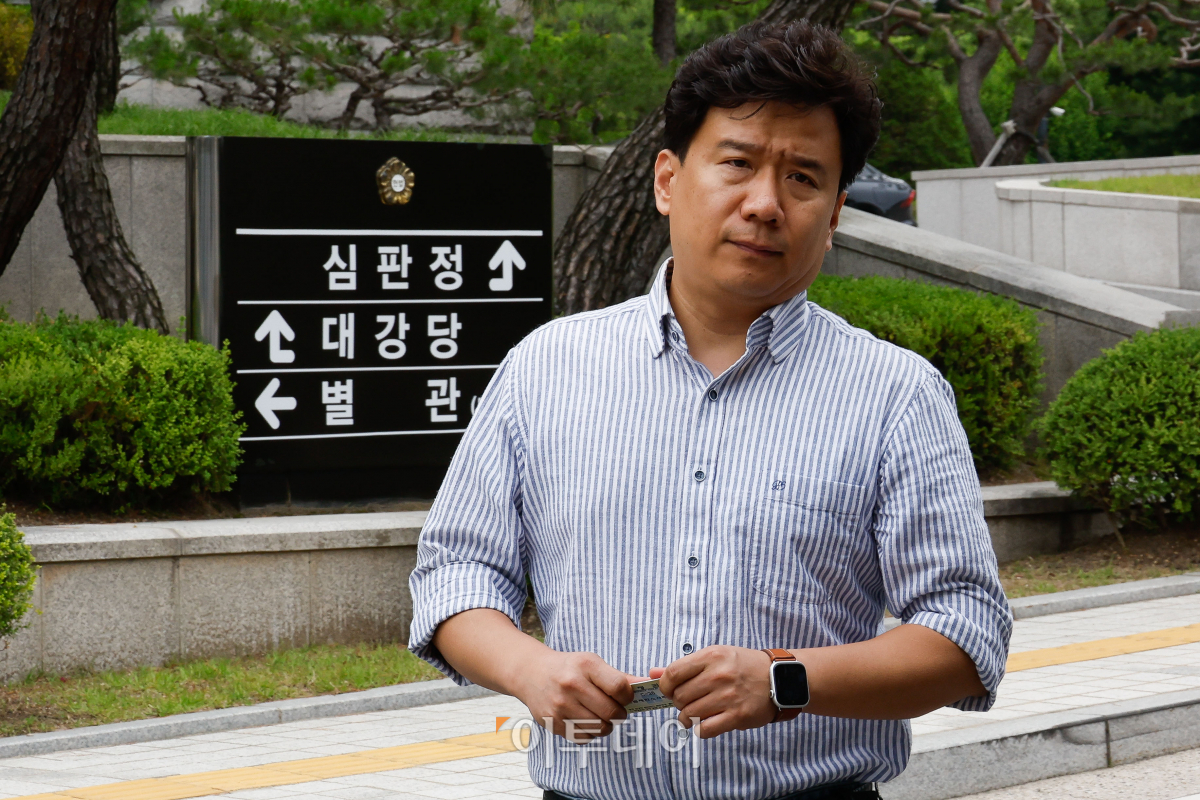 ▲'서울시 공무원 간첩 조작 사건' 피해자 유우성 씨가 30일 서울 종로구 헌법재판소 대심판정에서 열린 5월 심판사건 선고를 마친 후 헌법재판소를 나서고 있다. 헌재는 이날 전직 서울시 공무원 유우성 씨를 보복 기소했다는 이유로 탄핵 소추됐던 안 검사에 대한 탄핵안을 기각했다. 조현호 기자 hyunho@