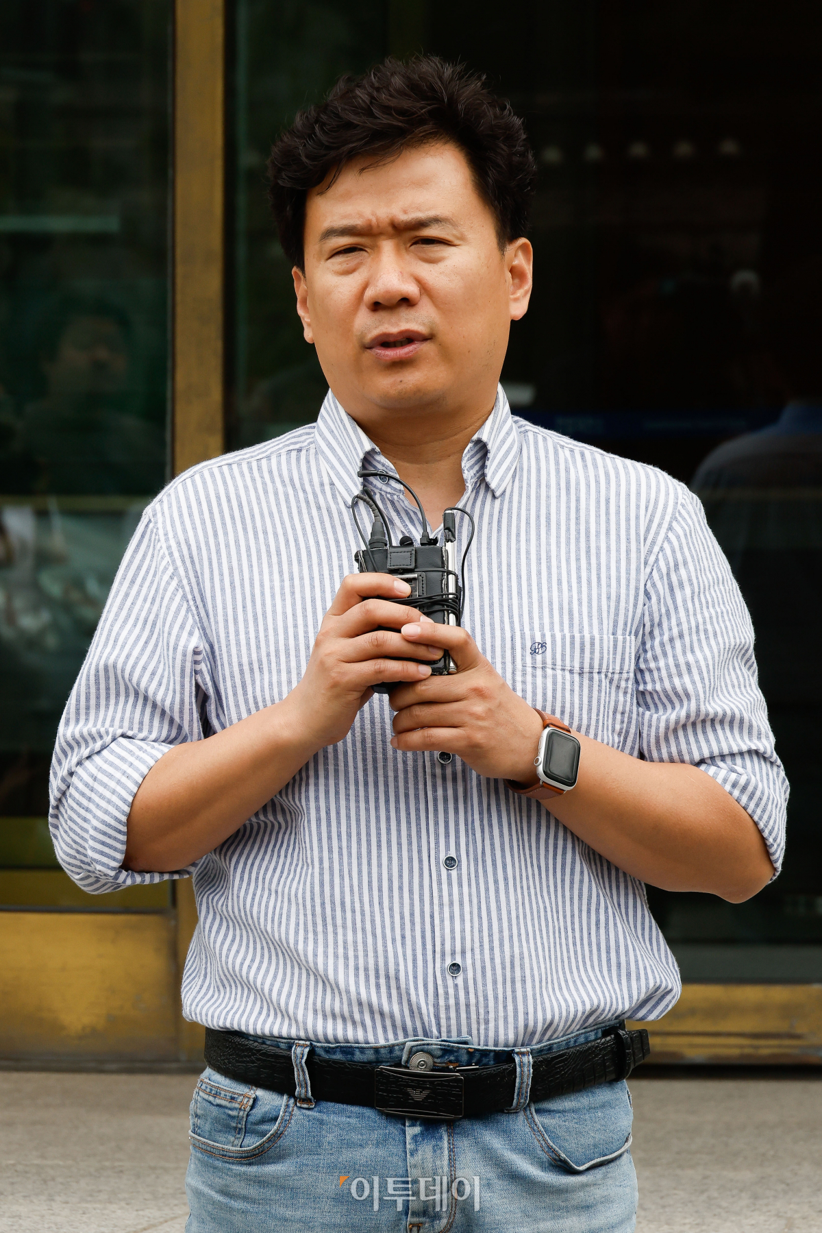 ▲'서울시 공무원 간첩 조작 사건' 피해자 유우성 씨가 30일 서울 종로구 헌법재판소 대심판정에서 열린 5월 심판사건 선고를 마친 후 헌법재판소를 나서며 입장을 밝히고 있다. 헌재는 이날 전직 서울시 공무원 유우성 씨를 보복 기소했다는 이유로 탄핵 소추됐던 안 검사에 대한 탄핵안을 기각했다. 조현호 기자 hyunho@