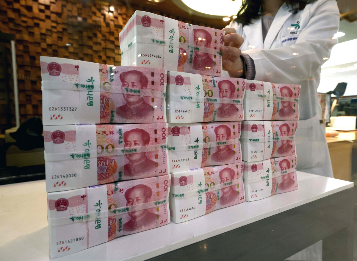 ▲서울 중구 하나은행 위변조대응센터에서 관계자가 위안화를 정리하고 있다. 신태현 기자 holjjak@