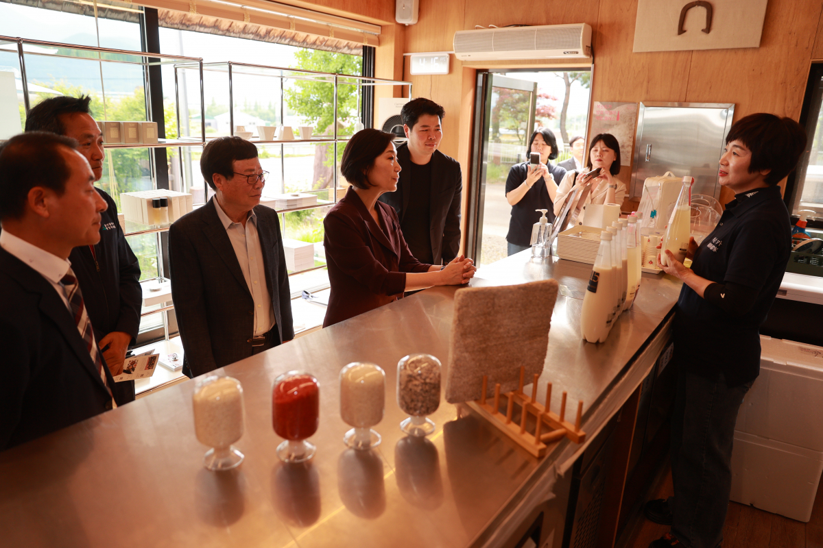 ▲오영주 중소벤처기업부 장관이 30일 울산 (주)복순도가를 방문해 창업 스토리와 지역 협력사례를 듣고 있다. (사진제공=중기부)