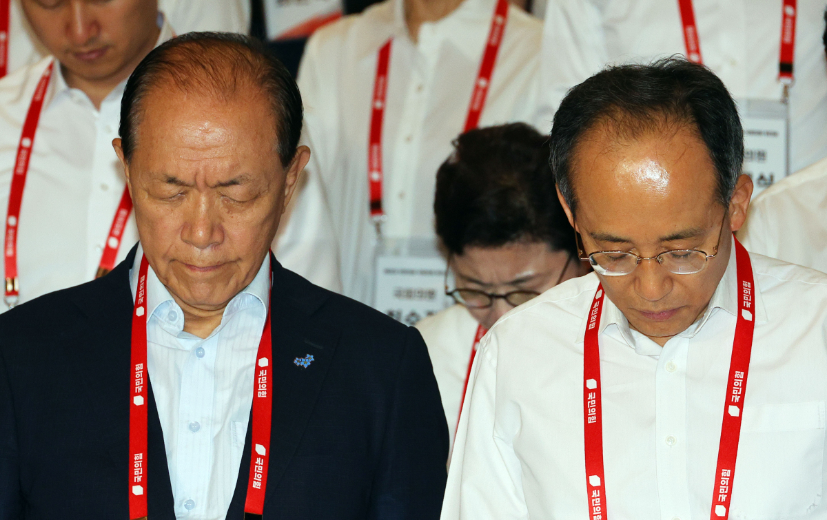 ▲국민의힘 황우여 비상대책위원장과 추경호 원내대표가 30일 오후 충남 천안 재능교육연수원에서 열린 제22대 국회의원 워크숍에서 국민의례를 하고 있다.  (연합뉴스)