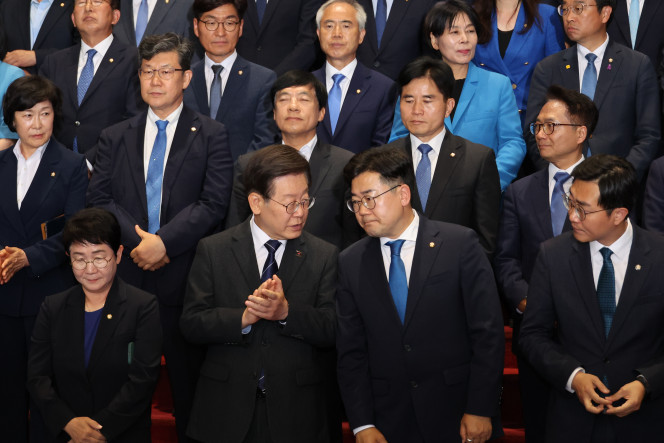 ▲더불어민주당 이재명 대표와 박찬대 원내대표가 30일 오후 서울 여의도 국회 로텐더홀 계단에서 열린 22대 국회 첫 의원총회에서 대화하고 있다. (연합뉴스)