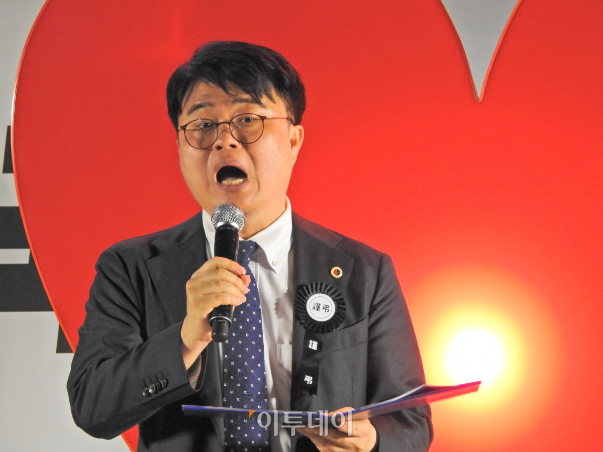 ▲임현택 대한의사협회 회장이 30일 오후 서울 중구 덕수궁 대한문 앞에서 ‘대한민국 정부 한국의료 사망선고’ 촛불집회에서 발언하고 있다.  (노상우 기자 nswreal@)