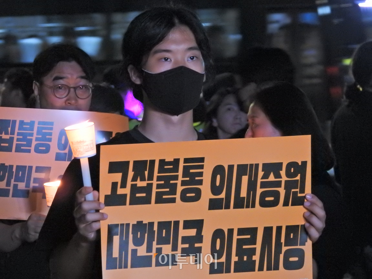 ▲30일 오후 서울 중구 덕수궁 대한문 앞에서 ‘대한민국 정부 한국의료 사망선고’ 촛불집회에 참석한 참가자가 피켓을 들고 있다. (노상우 기자 nswreal@)