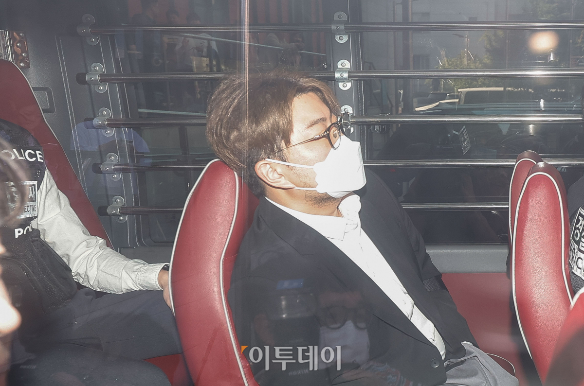 ▲도로교통법 위반(사고 후 미조치)과 특정범죄가중처벌법상 도주치상 및 위험운전치상, 범인도피 방조 혐의로 구속된 가수 김호중이 31일 오전 검찰에 송치돼 서울강남경찰서에서 구치소로 이감되고 있다. 조현호 기자 hyunho@