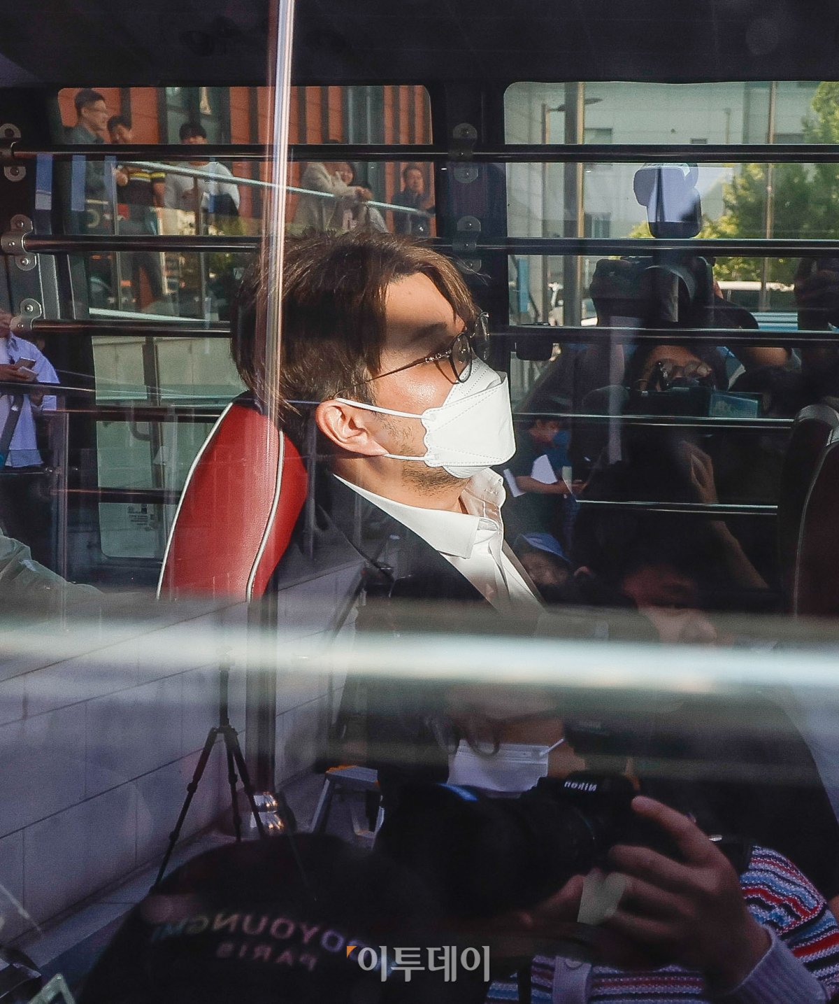 ▲도로교통법 위반(사고 후 미조치)과 특정범죄가중처벌법상 도주치상 및 위험운전치상, 범인도피 방조 혐의로 구속된 가수 김호중이 31일 오전 검찰에 송치돼 서울강남경찰서에서 구치소로 이감되고 있다. 조현호 기자 hyunho@