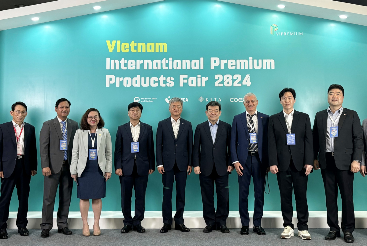 ▲한국무역협회가 5월 30일(목)부터 6월 2일(일)까지 베트남 호찌민 SECC 전시장에서 개최한 ‘2024 베트남 국제 프리미엄 소비재전’ 개막식에서 주요 참석자들이 사진 촬영을 하고 있다. (사진제공=한국무역협회)