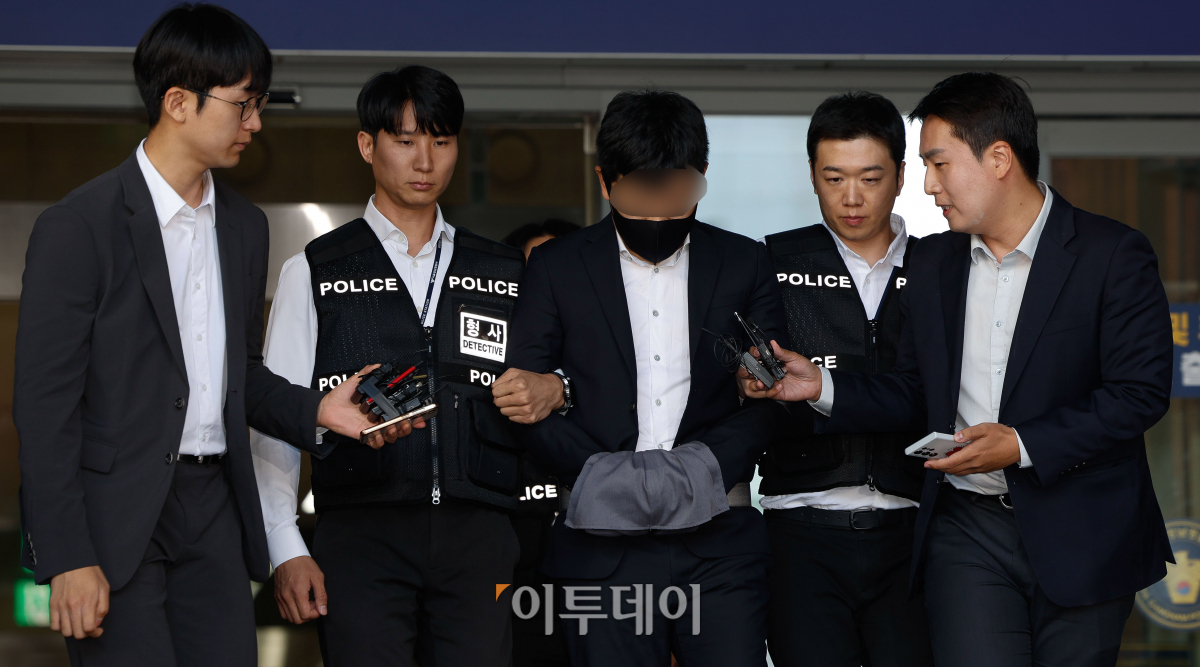 ▲가수 김호중의 음주 뺑소니 관련해 매니저에게 허위 자수를 지시한 혐의(범인도피교사)를 받는 소속사 생각엔터테인먼트 이광득 대표가 31일 오전 서울 강남경찰서에서 구치소로 이감되고 있다. 조현호 기자 hyunho@