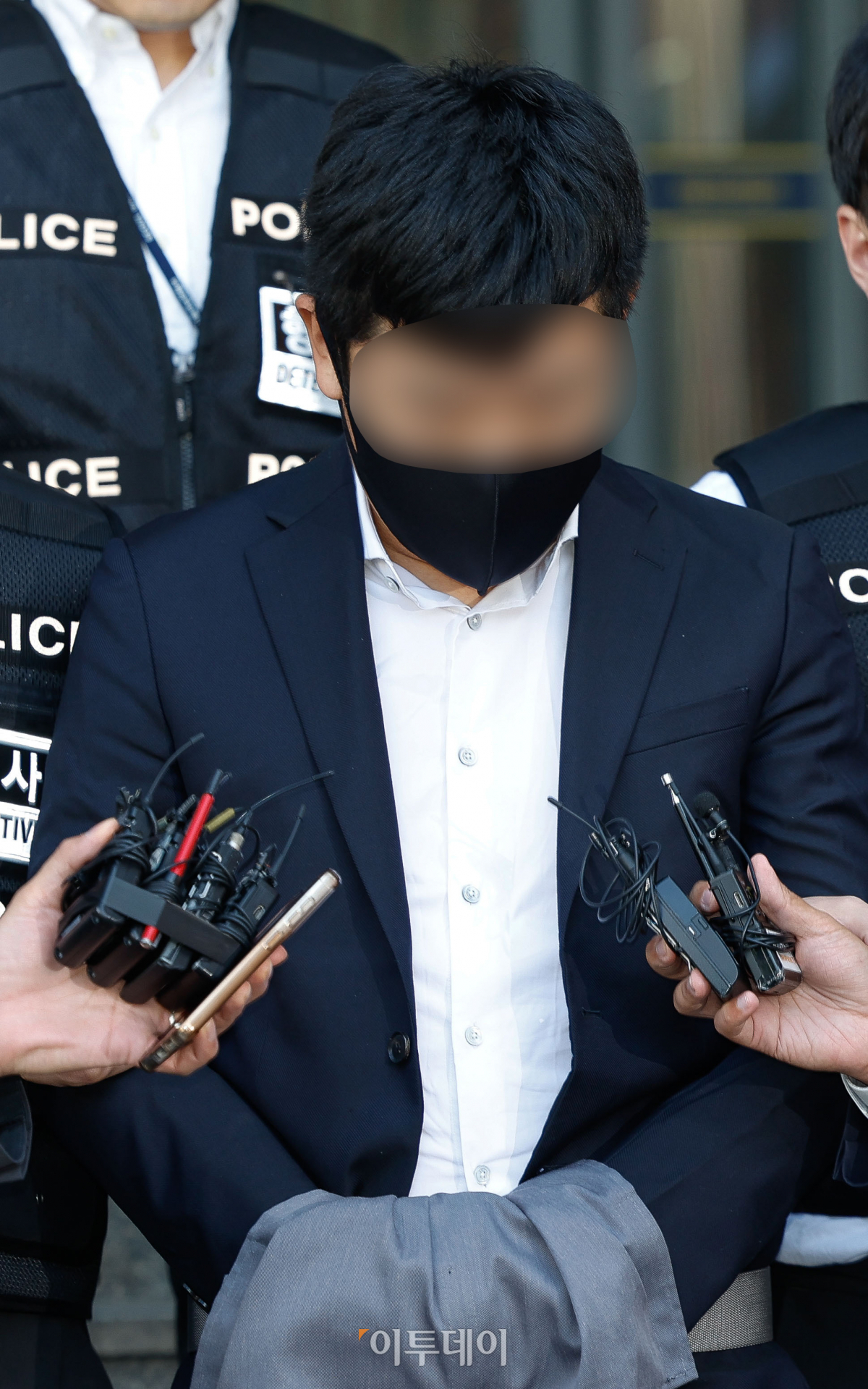 ▲가수 김호중의 음주 뺑소니 관련해 매니저에게 허위 자수를 지시한 혐의(범인도피교사)를 받는 소속사 생각엔터테인먼트 이광득 대표가 31일 오전 서울 강남경찰서에서 구치소로 이감되고 있다. 조현호 기자 hyunho@